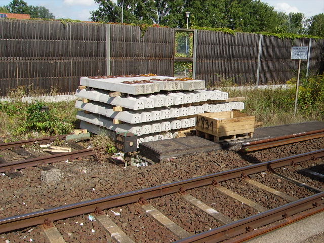 Ein Stapel neuer Schwellen in Maintal Ost. In den nchsten Tagen werden hier die Gleise erneuert. 