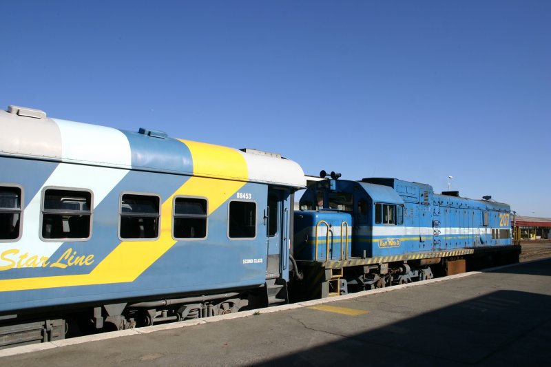 Ein  Star Line  Zug im Bahnhof Windhoek, aufgenommen am 9. Oktober 2007