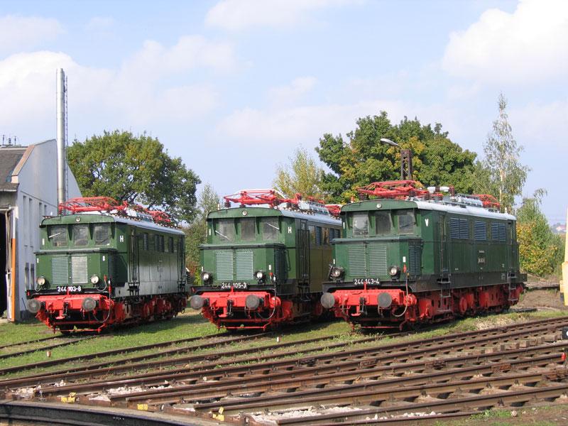 Ein Stelldichein der Baureihe 244 (ex E 44), gebaut bei Henschel vor mehr als 60 Jahren: 244 103, 244 105 und 244 143 im Freigelnde des ehem. Bw Weimar - 09.10.2005
