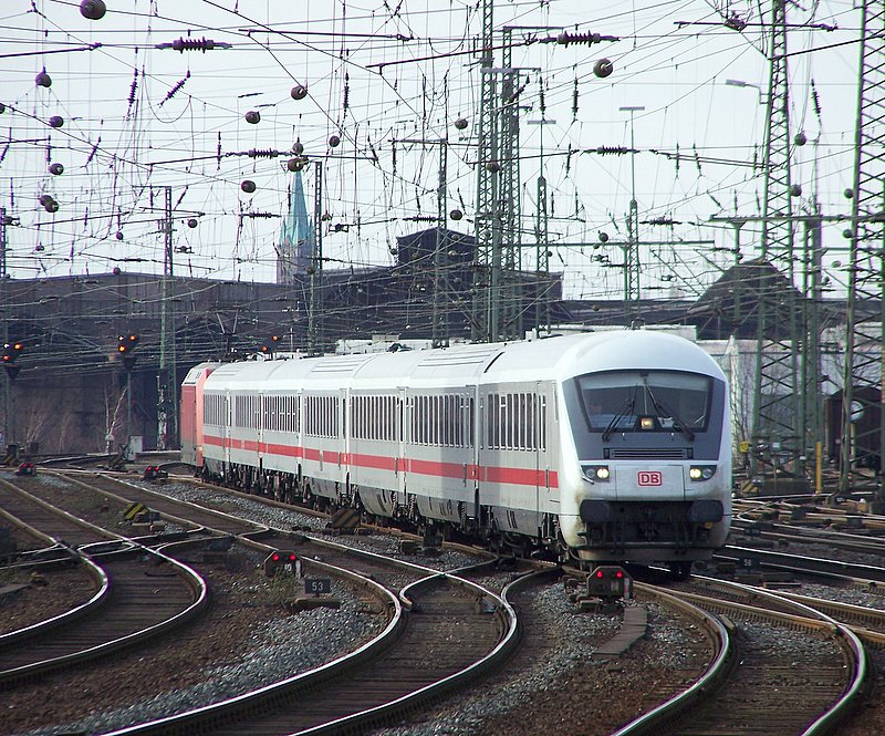 Ein Steuerwagen der Art Bpmbdzf296.3 und sechs weitere Wagen, fahren am 03.02.08 als IC2359 (K�ln-Stralsund) in Dortmund Hbf ein. Dieser IC f�hrt nur gute 15 Minuten hinter dem IC2116 der auch nach Stralsund f�hrt. Der 2116 ist aber um 18:27 in Stralsund und der 2359 um 22:23! Der 2359 f�hrt �ber Erfurt, Halle(Saale) und Berlin, der IC 2116 �ber Bremen u. Hamburg(also der direkte Weg).