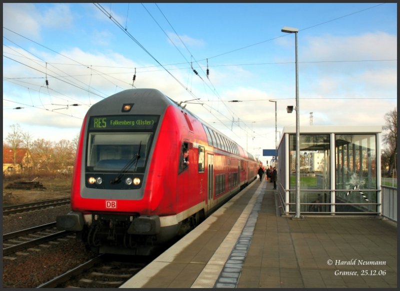 Ein Steuerwagen der Bauart 766.1 an der Spitze des RE38311 Stralsund - Falkenberg/Elster im Bf Gransee. Schade, dass der Bahnhof noch nicht mal fertig umgebaut ist, jedoch die Scheiben der Aufgnge u. Wartehuschen schon groteils demoliert sind.