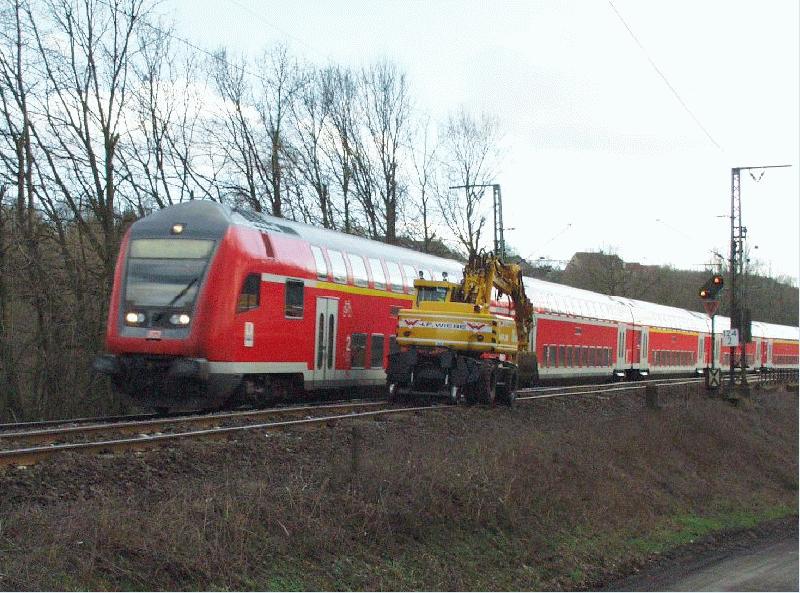Ein Steuerwagen der Bauart DABpbzfa 764, der einzige im Bestand der DB Regio AG in Kassel, passiert mit RE 14180 auf der Fahrt von Frankfurt(Main)Hbf nach Kassel Hbf die Gleisbaustelle auf der Main-Weser-Bahn. Schublok war die Baureihe 111 086-5 (verkehrsrot).<br><br>
Datum: 27. Februar 2002






