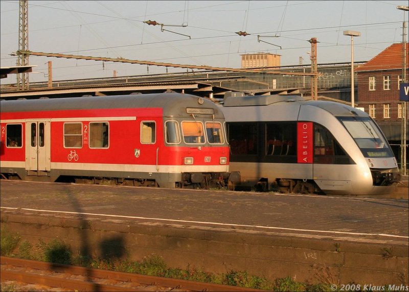 Ein Steuerwagen des RE2 nach Hamm und der VT 11003(Abellio) der RB46 beim Zwischenhalt in Wanne-Eickel. 18.09.2008