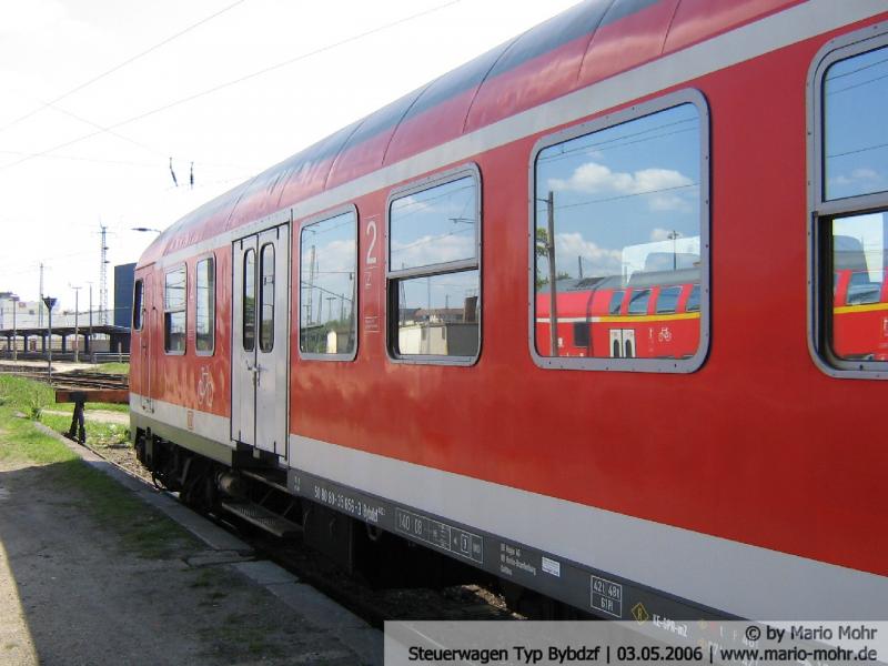 Ein Steuerwagen des Typs Bybdzf. In der Spiegelung ist ein alleinstehender RE160 Waggon zu sehen. Fotografiert am 03.05.06 in Cottbus