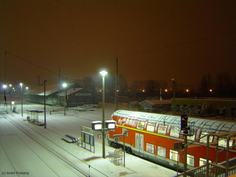 Ein Steuerwagen der Gattung DABgbuzfa 760 am Ende einer abgestellten Regionalbahn im Greifswalder Hauptbahnhof. Die Stadt war in der Nacht mrchenhaft eingeschneit und das Anfang Mrz! (02.03.2005, 3:39 Uhr)