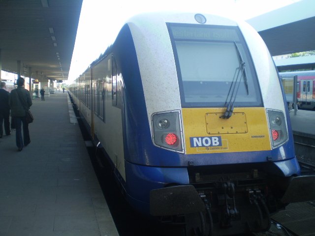Ein Steuerwagen der NOB steht in Hamburg-Altona. 
