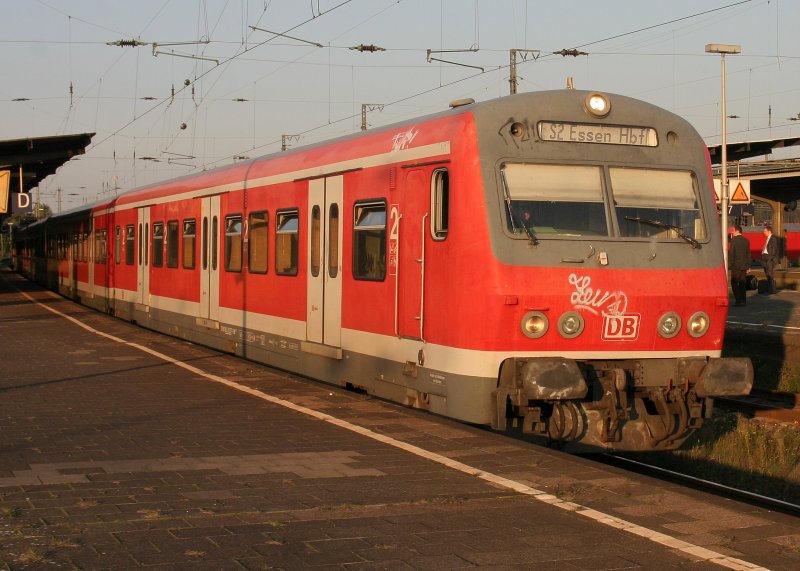 Ein Steuerwagen der S2 nach Essen Hbf. Einen Steuerwagen mit 5 Scheinwerfer habe ich so noch nicht gesehen. Leider kann ich keine BR-Bezeichnungen angegeben. Wanne-Eickel Hbf.  18.09.2008 - - - - - - - - Nachtrag: Die UIC-Nummer ist: 50 80 80-33 207-7
Die Baureihenbezeichnung ist wie bei allen X-Steuerwagen  Bxf 796 . Nur die letzten Steuerwagen der 4. Bauserie wurden mit Fernlicht ausgestattet, sodass statt 3, 5 Lampen an der Front angebracht sind. 
Diese Fahrzeuge der letzten Serie (gebaut von 1991 bis 1994) haben auch eine GPS-gesteuerte FIS (Fahrgastinformationssystem), sodass die Haltestellenansagen satellitengesteuert und somit vollautomatisch erfolgen und dem Lokfhrer damit ein Tastendruck vor jedem Halt ersparen. ;-)

Es gibt auch noch den Innovationszug, der mit Videoberwachung ausgerstet ist. Auerdem hat er teilweise Holzverkleidung (bzw. es soll wohl so aussehen wie Holz), neuere Sitze und ist von auen an den rot leuchtenden Zugzielanzeigern an den Seitenfenstern der Wagen erkennbar. Dieser Zug verkehrt auch fast tglich auf der S2. - - - - - Dieser Nachtrag ist dank der Mithilfe des sehr freundlichen Tf mglich, der mir diese Informationen per Email zur Verfgung gestellt hat. 19.09.2008