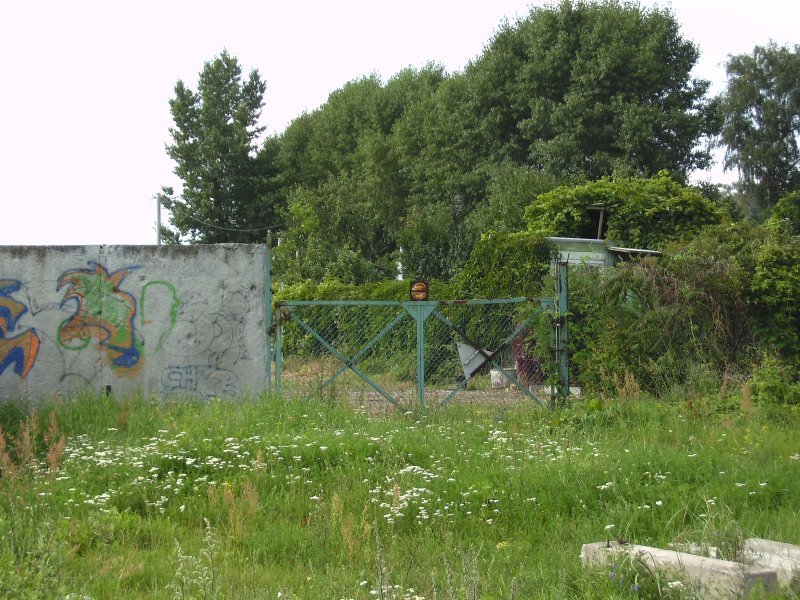 Ein Stillgelegtes Abstellgleis vom Bahnhof Gizycko, hinter dem Tor befindet sich heute eine Gartenanlage.