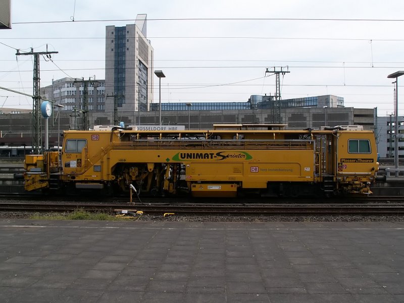 Ein Stopfmaschine UNIMAT-Sprinter wartet im Dsseldorfer Hauptbahnhof auf weitere Einstze. Das Foto stammt vom 21.04.2007