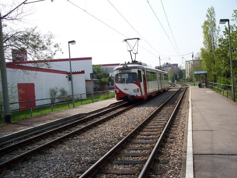 Ein Straenbahn des Typ Dwag GT8  wagen nr 87 ist an der Haltestelle Kappelenberg in Viernheim links neben dran ist die Firma Busch sie stellt Modellbahnzubehr her.Am 16.4.2005