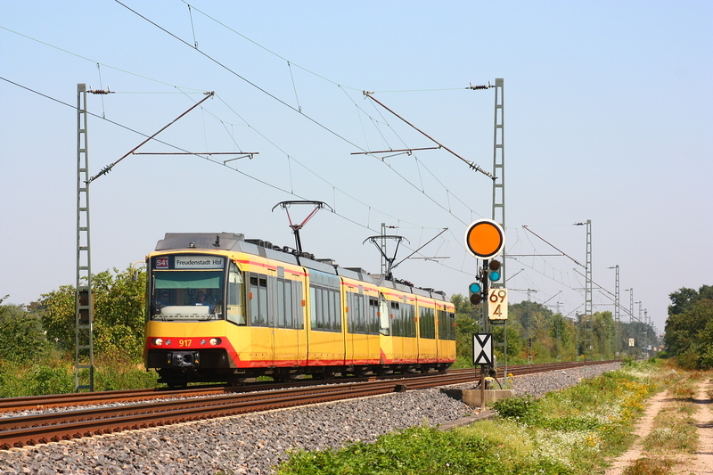 Ein Straenbahnzug passiert das Vorsignal fr Forchheim. Aufgenommen am 24.08.09.
