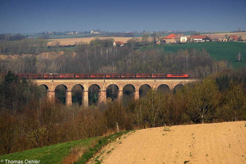 Ein  Stromcontainer  BR 155 befhrt mit dem Kohleleerzug Chemnitz-Spreewitz am 12.04.07 den Viadukt bei Steina, zwischen Waldheim und Limmritz gelegen.