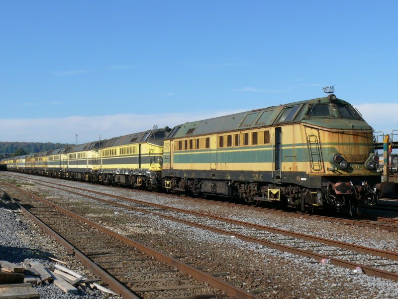 Ein St�ck Eisenbahngeschichte wartet auf ihre Verschrottung. SNCB-Lok 5177 mit etlichen Schwesterloks. Aufgenommen am 12/10/2008 im Bahnhof Montzen.
