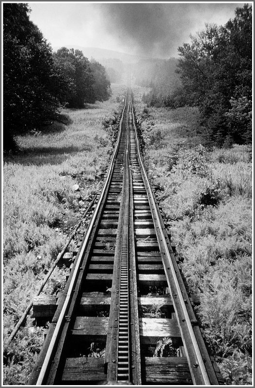 Ein Stck weit geht das Trassee  schnurgerade  den Berg hoch. (03.08.1998)