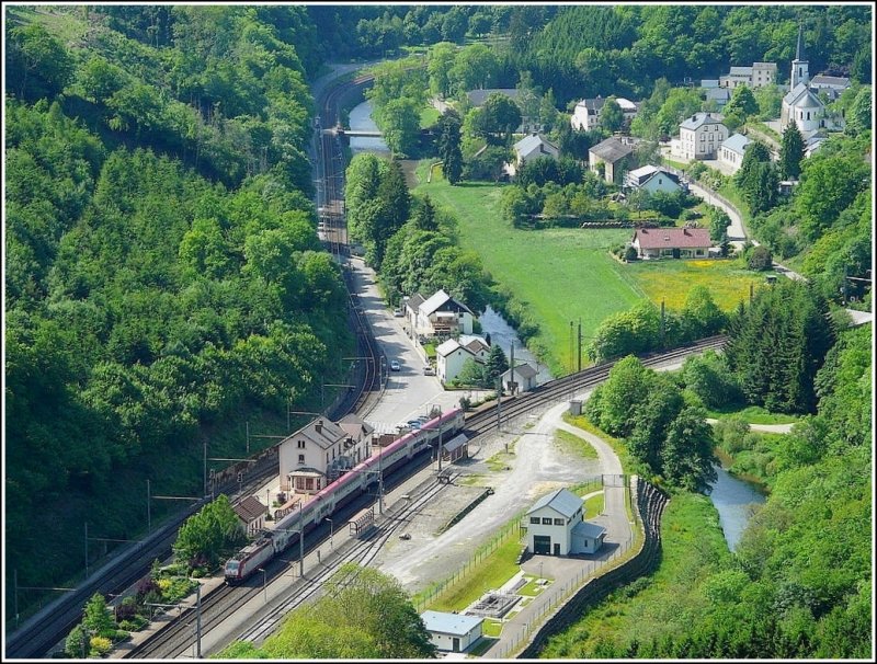 Ein Suchbild: Wer findet den IR Troisvierges-Luxemburg, der dabei ist am 24.05.09 den Bahnhof von Kautenbach zu verlassen. Das Bild wurde am Aussichtspunkt  Hockslay  (390 m) aufgenommen. (Jeanny)