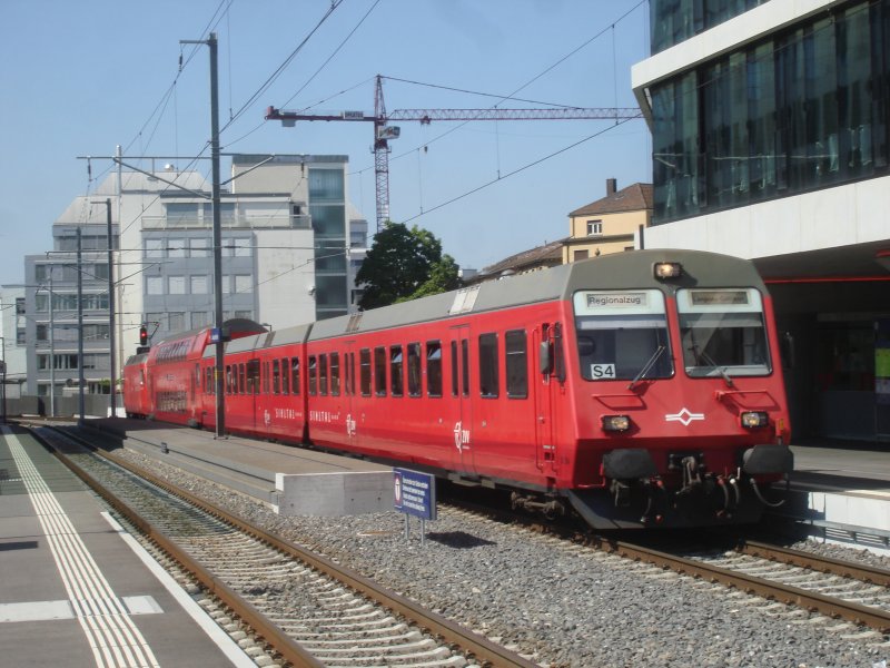 Ein SZU-Pendelzug als S4 Zrich-Langnau-Gattikon fhrt am 4.8.2007 in der Station Saalsporthalle/Sihlcity ein.