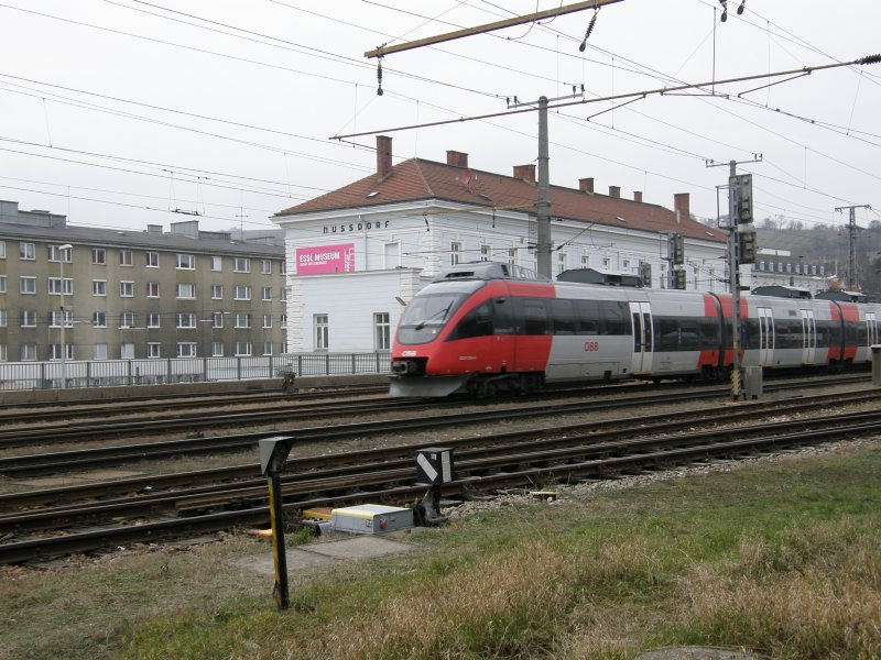 Ein Talent 4024 fhrt am 27.12.08 als S40 von St.Plten Hbf kommend in Fahrtrichtung Wien Franz-Josefs Bahnhof aus dem Bahnhof Wien-Nudorf aus. 