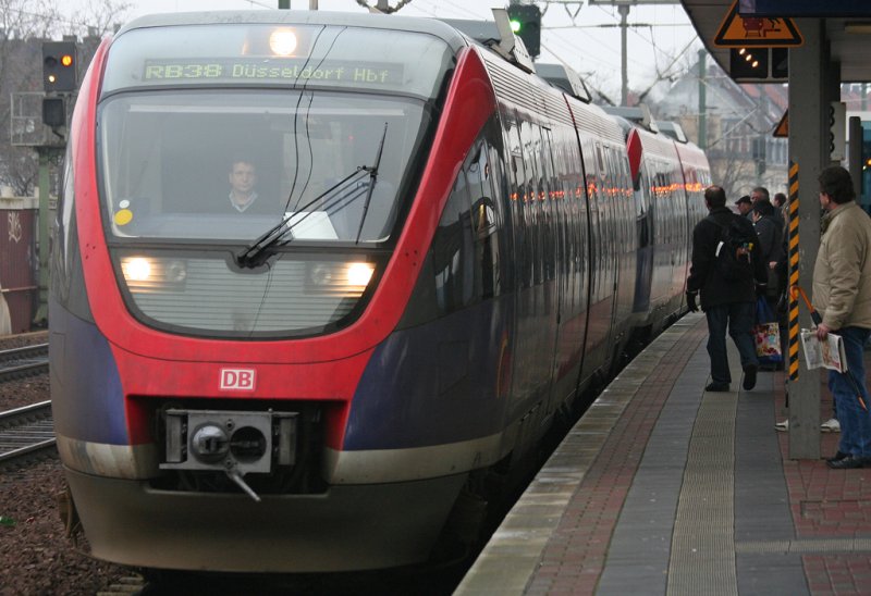 Ein Talent der Euregiobahn whrend eines kurzen Stopps in Kln Ehrenfeld auf seiner Fahrt als RB38 von Kln Messe/Deutz nach Dsseldorf Hbf, aufgenommen am 23.12.2008