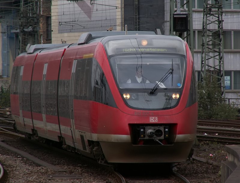 Ein  Talent  fhrt als RE 10  Niers-Express  in den Dsseldorfer Hauptbahnhof ein. Das Foto entstand am 03.04.2007