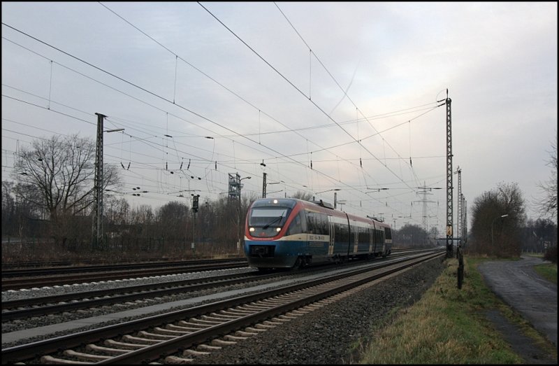 Ein Talent der PEG verlsst als RB51  WESTMNSTERLAND-Bahn  Dortmund-Derne. Im Hintergrund ist das Frdergerst der Zeche Gneisenau. (01.12.2008)