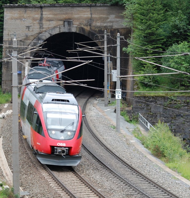 Ein Talent rauscht als R2 nach Innsbruck aus dem Tunnel um kurz darauf in St.Jodok einzufahren. 27.6.2009 