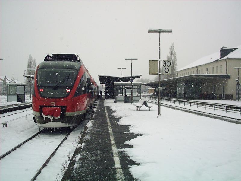Ein Talent-Triebwagen (BR 643) der DB Regio NRW steht hier im Januar 2006 im verschneiten Euskirchen (30 Km sdlich von Kln).