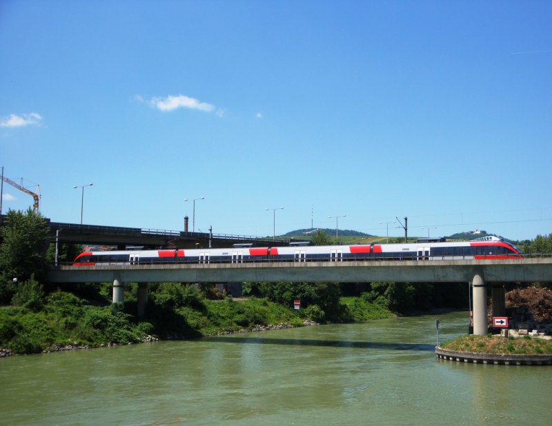 Ein Talent berquert als S45 in Fahrtrichtung Wien Handelskai den Donaukanal. (14.6.09)