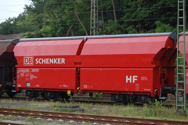 Ein Talns im kanalligen rot, mit der neuen Aufschrift DB SCHENKER. Kreiensen, 6.6.2009