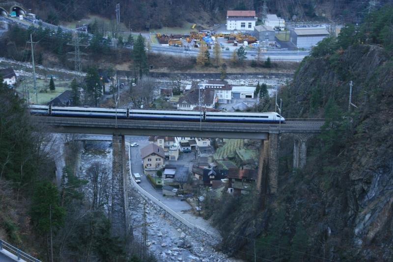 Ein talwrts fahrender CIS berquert das Chrstelenbach-Viadukt bei Amsteg; 08.12.2008