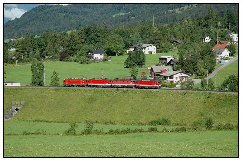 Ein talwrts fahrender Vierfachlokzug von 1x44ern, der am 25.7.2007 von einer blutorangen 1044 geschleppt wurde, aufgenommen beim  Brazer Bogen  kurz vor Braz an der Arlberg Westrampe.