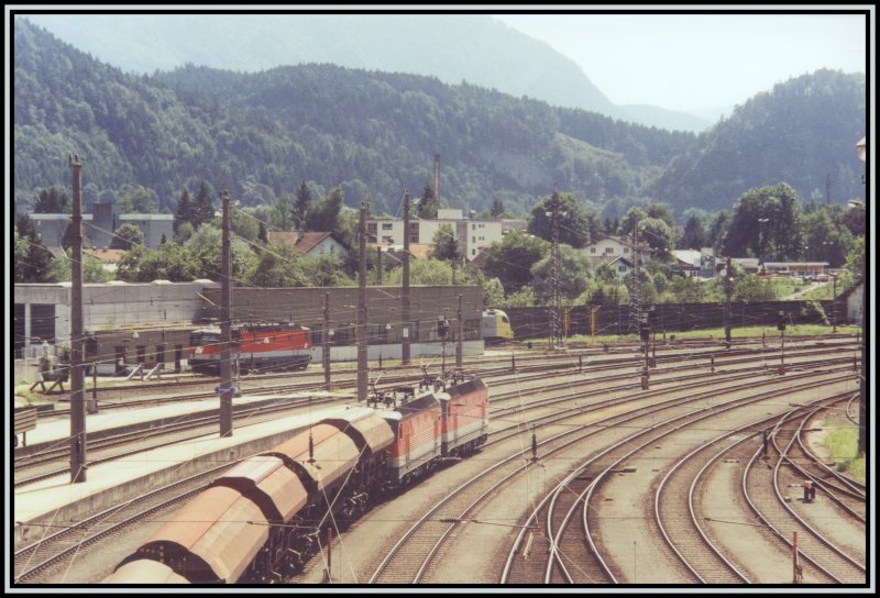 Ein Tandemprchen aus zwei 1144er fhrt den Ganzzug bestehen aus Schttgutwagen zum Brenner. Die 1144 272 schiebt den Zug nach.