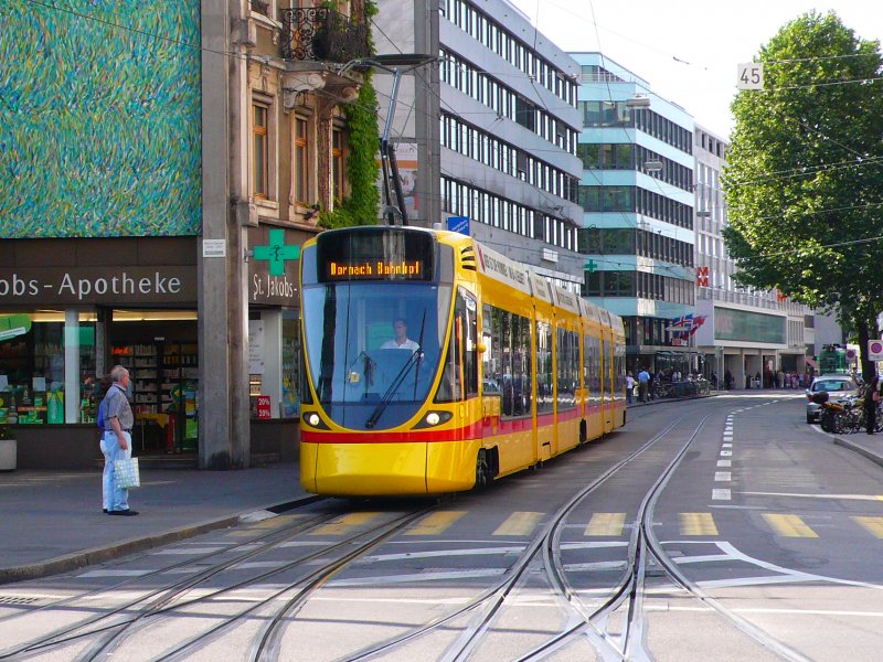 Ein Tango vom Stadler der BLT auf der Linie 10 beim Aeschenplatz am 22.05.09