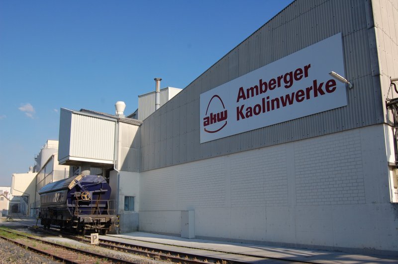 Ein Tanoos von NACCO der an die SCA vermietet ist, steht zur Beladung bei den Amberger Kaolinwerken! 19.08.2008 (Strecke Amberg-Schnaittenbach) Um die Staubentwicklung beim Beladevorgang zu unterdrcken wurden im August 2008 extra Sprinckler angebracht!