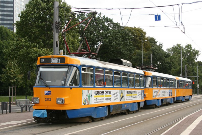 Ein Tatra-Gro�zug mit anf�hrenden Triebwagen 2112  K�RCHERCENTER  auf der Linie 11E nach D�litz. 31.07.09 Wilhelm-Leuschner-Platz