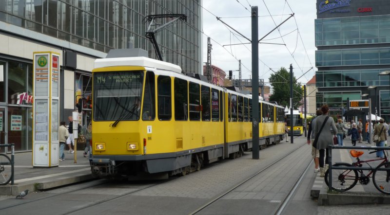 Ein Tatra Straenbahntriebwagen steht an der Haltestelle  Alexanderplatz .