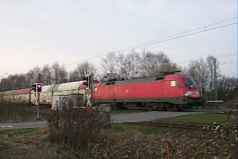 Ein Taurus BR 182 ist hier am Abend des 26.3.05 an der Ausfahrt von Nienburg (Weser) in Richtung Hannover unterwegs.