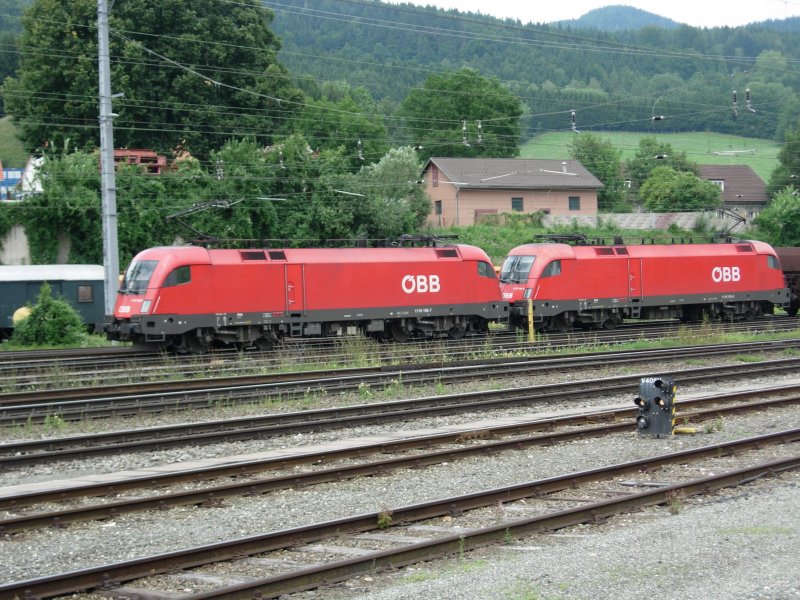 Ein Taurus Doppelpaket mit 2 1116 fhrte am 31.07.08 einen Tonderzug aus Wien nach Villach Gterbahnhof. Hier bei der Durchfahrt in Leoben.