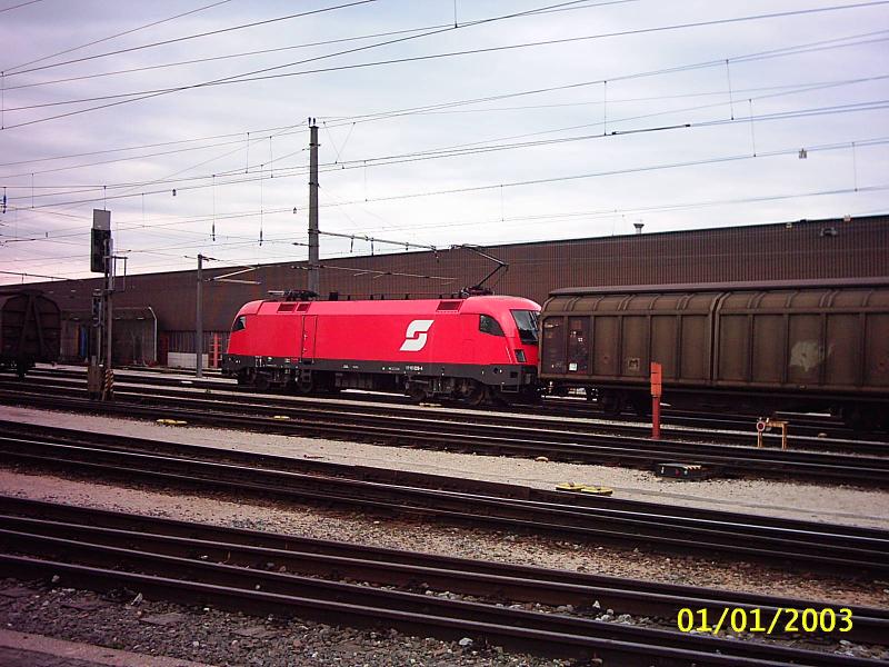Ein Taurus fhrt mit einem Gterzug am 1.7.03 in Wolfurt ein.