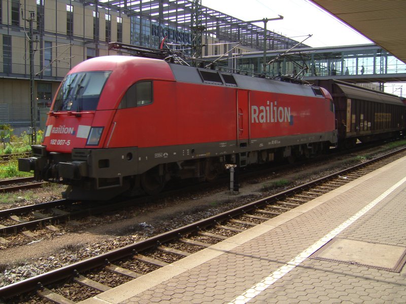 Ein Taurus von Railion BR 182 007-5 mit einem Gterzug in Regensburg HBF am 14.08.2007