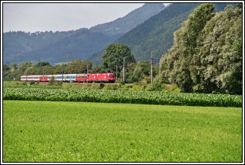 Ein Taurus-Tandem bringt am 17.06.05 bei Stans b. Schwaz den OEC 565  ZUKUNFTSZENTRUM TIROL  von Innsbruck nach Wien West. 