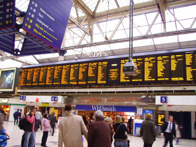 Ein Teil der Anzeigetafel in London-Waterloo. 24.10.07