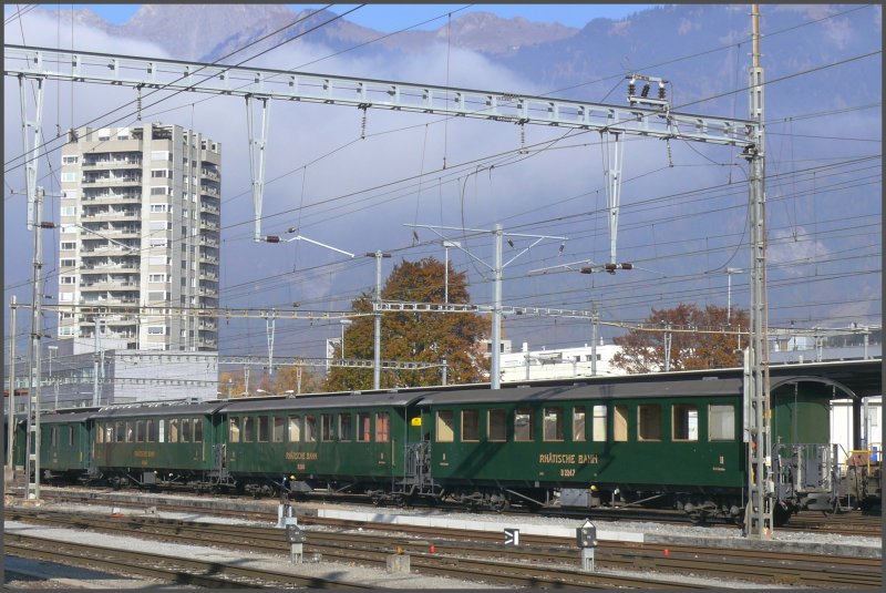 Ein Teil der Dampfzugwagen vor dem Hochhaus am Bahnhof Landquart. Leider verbringen sie mangels Einstellmglichkeiten die ganze Zeit im Freien, was fr die Erhaltung dieser einmaligen Fahrzeuge sicher nicht von Vorteil ist. (01.11.2007)