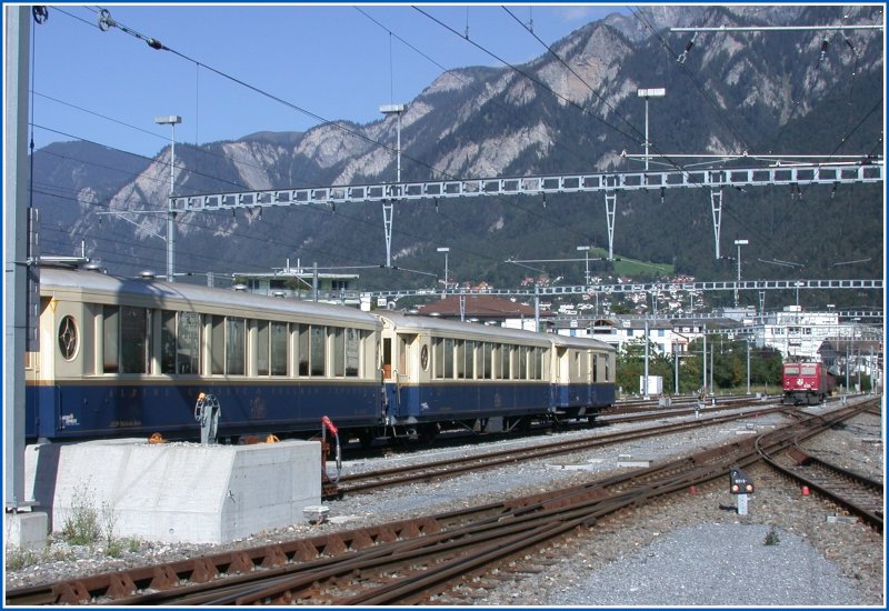 Ein Teil des Alpine Classic Pullman Express in der Abstellanlage der RhB in Chur am 02.09.2007. Senkrecht ber dem Gepckwagen befindet sich eine Felsspitze mit rtlichem Gestein. Die Felsnase wird Rote Platte genannt und ist in etwa 2Std Fussmarsch erreichbar. Von da oben kann man den Zugsverkehr des gesamten Churer Rheintals zwischen Landquart und Reichenau-Tamins verfolgen. Achtung der Aufstieg ist nur bei trockener Witterung ratsam.