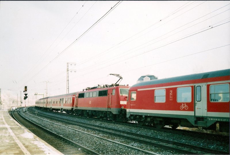 Ein Teil des Flgelzuges nach Garmisch-Partenkirchen bzw. Kochel bei der Durchfahrt in Mnchen-Westkreuz! Ich bin mir allerdings nicht so sicher ob der wirklich nach Kochel bzw. Garmisch fhrt!
Bild und Scan: Korbinian E. Aufgenommen am 13.01.2009