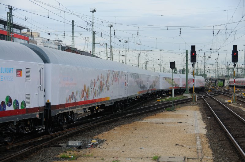 Ein Teil der farblich den Loks angeglichenen Wagen des 330m langen Sonder-/Austellungszuges  SciencExpress  bei Einfahrt Gleis 1 in Frankfurt/M Hbf. (27.04.09).