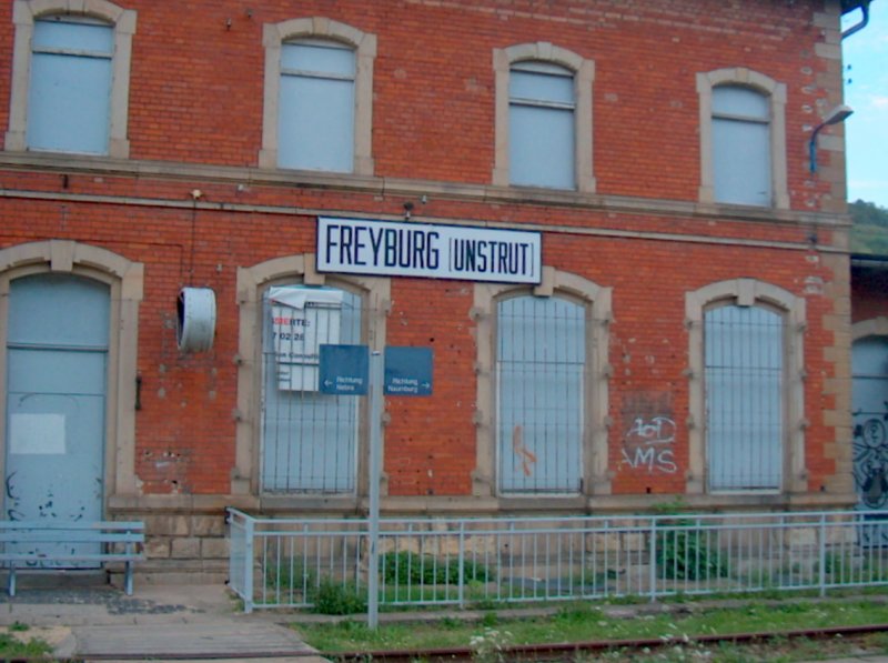 Ein Teil vom Freyburger Bahnhofsgebude (Gleisseite) am 26.07.2007.