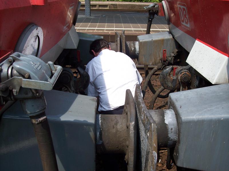 Ein Tf kupelt die 2  628er aneinander in Weinheim(Bergstr)am 24.6.2005