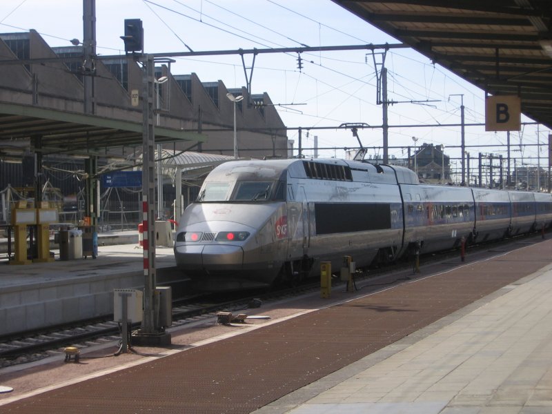 Ein TGV 540 (Rseau) steht im Bahnhof Luxembourg, und wartet auf die Abfahrt nach Paris EST, ber Thionville und Metz,dies ist ein gewhlich TGV mit 2 System. Aufgenommen am 05.04.07
