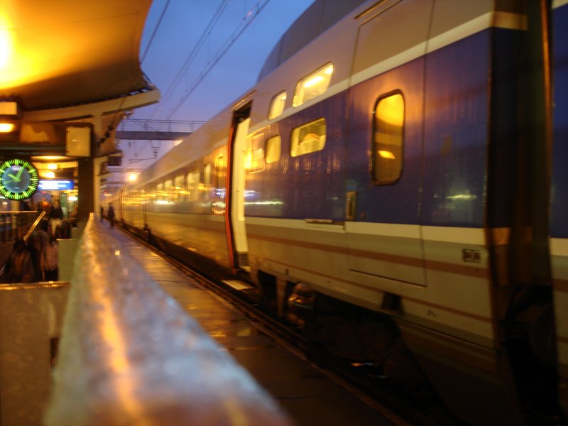 Ein TGV ist am 27.5.2007 soeben in Le Mans eingefahren.