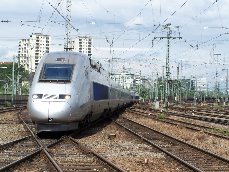 Ein TGV aus Strabourg fhrt in den Bahnhof Stuttgart Hbf ein. Aufgenommen am 27.Juni 2007